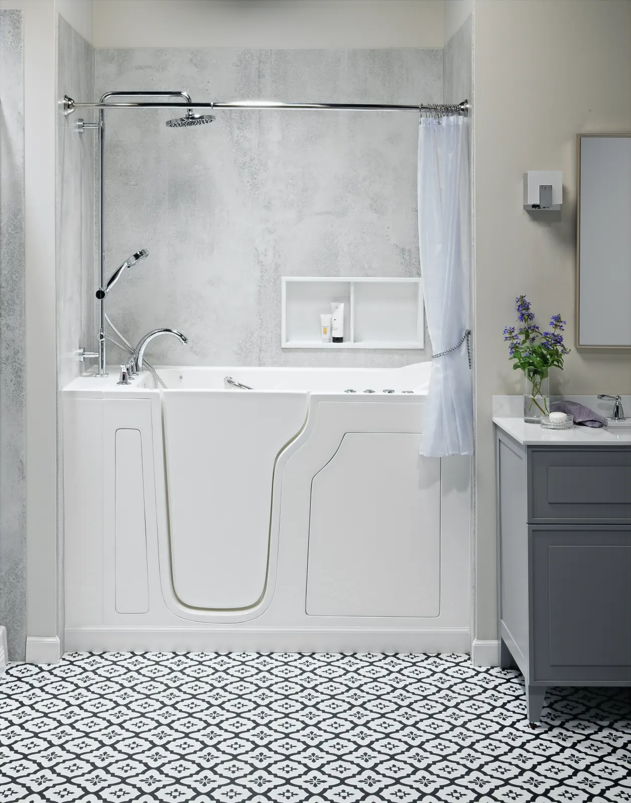 Walk in tub with a patterned floor